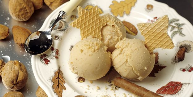Glace au turron et sa soupe aux framboises