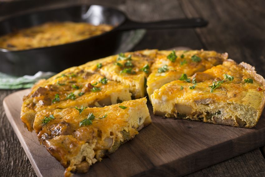 Omelette aux pommes de terre, courgettes et chorizo, avec poivrons