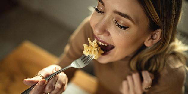 Pourquoi convient-il de manger lentement ?