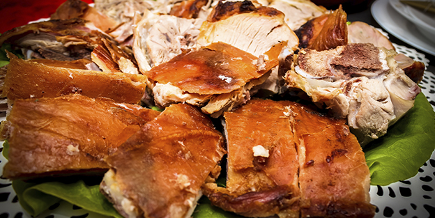 Pourquoi le cochon de lait de Sgovie se coupe avec une assiette ?